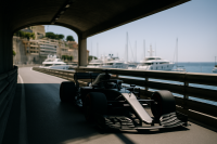 Rennwagen verlaesst den Tunnel an der Hafenstrecke von Monaco